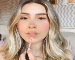 She promotes brands like Reveillon, Closet Balada, Anonovo through different social media platforms.